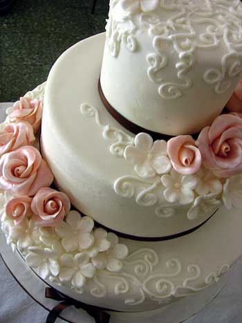 We are able to offer you the traditional style wedding cake in various 